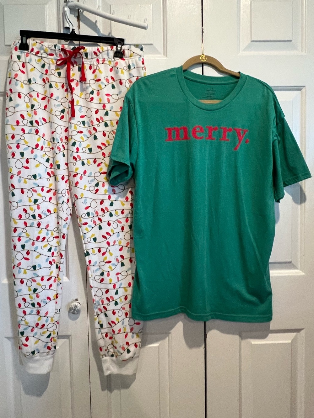 Xmas 🎄Set - Xmas Lights Jogger Pants & 💚Green "Merry" Holiday  tee